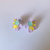 Aros tipo botón con forma de flor de pétalos turquesa y centro rosa y naranja.