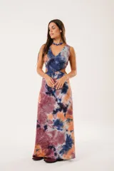 Vestido largo batik con escote en V, sin mangas y corte en la cintura.