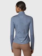 Campera deportiva de entrenamiento con cierre frontal completo, cuello alto y mangas largas con orificio para pulgar. Confeccionada en tejido técnico suave de color azul denim melange, cuenta con bolsillos laterales con cierre y costuras reforzadas.