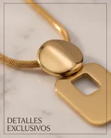 Collar de acero con baño de oro, compuesto por una cadena de eslabones finos y un dije geométrico formado por un círculo superior y un rectángulo inferior con centro calado.