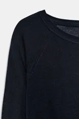 Jersey de punto de manga larga con cuello redondo y diseño de corte clásico. Presenta terminaciones en rib y aberturas laterales en el bajo.
