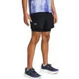 Short deportivo Under Armour Launch 5 2 en 1 para hombre, color negro, con calza interior ajustada y short exterior holgado. Cuenta con bolsillos laterales abiertos y bolsillo interno para el teléfono en el lado derecho.