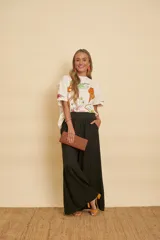 Blusa de manga corta color blanco off-white, con estampado gráfico multicolor de estilo psicodélico y corte oversize.