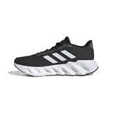 Championes de running Adidas Switch Run, color negro con las tres tiras blancas y suela blanca con detalles ondulados.