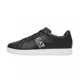 Championes EA7 Emporio Armani de estilo clásico en color blanco, con una franja lateral negra que presenta el logo de la marca en blanco. Incluye detalle en negro en el talón y suela de goma blanca con el logo grabado.