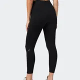 Calza deportiva de tiro alto con diseño compresivo, confeccionada en tejido Powerhold con pretina reforzada para mayor soporte y ajuste al cuerpo.