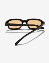 Gafas de sol unisex Hawkers modelo Point, con montura rectangular negra y lentes color miel.