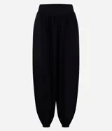 Pantalón balloon de tricolina color negro, de cintura alta con elástico posterior y puños ajustados en los tobillos.