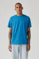 Remera azul de algodón con logo de Levi's bordado en el pecho.