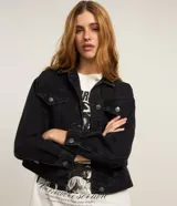 Campera de jean con corte boxy, cuello clásico, cierre frontal con botones metálicos, bolsillos con solapa en el pecho y costuras reforzadas.