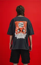 Remera de calce oversize color carbón, confeccionada en algodón premium. Presenta cuello redondo, mangas cortas y un pequeño estampado gráfico de Mickey Mouse en el pecho.