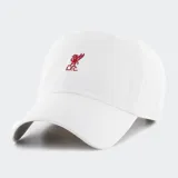 Gorra blanca '47 Brand estilo dad hat del Liverpool F.C., con visera curva y el escudo del club bordado en rojo en el panel frontal.