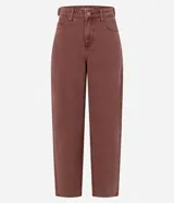 Pantalón baggy de sarga de algodón color rosado, con cintura media, bolsillos funcionales y ajuste mediante botón y cierre.