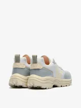 Championes Veja modelo Venturi, con diseño técnico en tonos plateado y crema. Presentan una combinación de paneles de ripstop, cuero y ante, con suela robusta de caucho y detalles en contraste.