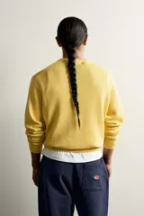 Jersey regular fit de punto tejido en hilatura de algodón, color amarillo, con cuello en V, manga larga y acabados en rib. Presenta un bordado de la marca Fruit of the Loom en el delantero.