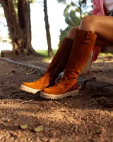 Bota alta de cuero color marrón, con cierre lateral y suela cosida.