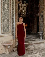 Vestido largo color borgoña, de corte ajustado, con un solo tirante, espalda descubierta y abertura lateral en la falda.