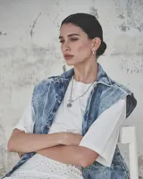 Aros de diseño minimalista con forma de argolla pequeña, realizados artesanalmente en bronce y alpaca con pernos de plata 925.