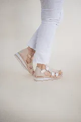 Sandalias de cuero color beige con plataforma y detalles dorados.