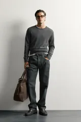 Jersey regular fit de punto ligero color gris oscuro, tejido en hilatura de lana con cuello redondo, manga larga y acabados en rib.