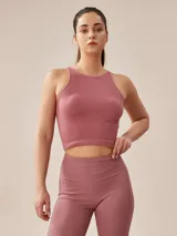 Top deportivo gris oscuro, de tejido acanalado, corte ajustado y cuello redondo.