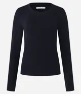 Blusa de algodón color negro, de corte ajustado, con cuello redondo y mangas largas.