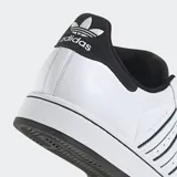 Championes Adidas Superstar blancos con detalles en negro, incluyendo las tres tiras laterales y el contrafuerte. Presentan la puntera de goma característica y cordones negros.