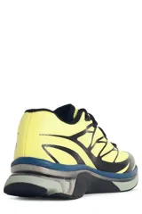 Championes MM6 Maison Margiela x Salomon de perfil bajo, con diseño futurista en color amarillo y detalles en negro y gris.