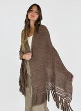 Chal marrón tejido a crochet con flecos.