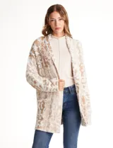 Cardigan abierto de tejido soft, marca Ruby Rd., con patrón de arabescos en relieve en tonos beige y blanco. Tiene cuello solapa fluido, mangas largas de corte recto y bolsillos aplicados en la parte delantera.