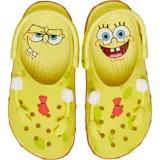 Zuecos Crocs amarillos con diseño inspirado en Bob Esponja, con detalles en marrón, blanco y rojo, perforaciones de ventilación y tira trasera pivotante.