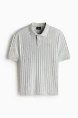 Remera polo de punto texturizado H&M, color gris, de manga corta, con cuello, tapeta con botones y corte ajustado.