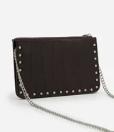 Cartera bandolera Satinato de color marrón oscuro, confeccionada en poliuretano con textura geométrica símil cocodrilo y detalles de tachas metálicas plateadas en los bordes. Cuenta con cierre superior y correa larga de cadena metálica.