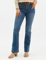 Jean de tiro alto con corte bootcut, color azul medio, con diseño de cinco bolsillos y costuras en contraste. Incluye un cinturón trenzado de cuero sintético con hebilla metálica.