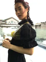 Remera blanca de algodón con estampado color cobre y mangas de broderie negro con elástico.