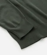 Suéter de punto con diseño de bloques de color horizontal en tonos beige, blanco y verde oscuro, cuello redondo y manga larga.