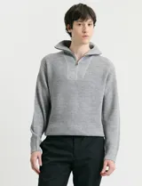 Remera de punto inglés con cuello alto y medio cierre metálico. Presenta mangas largas y puños en punto canalé.