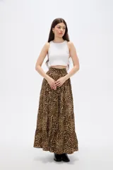 Falda larga de poliéster con estampado animal print de leopardo, diseño de corte amplio con volados en el ruedo y cierre frontal con botones.