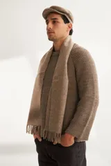 Bufanda unisex color marrón con flecos en los extremos.