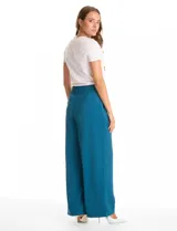 Pantalón palazzo de tiro alto en color verde militar, con diseño de doble abotonadura frontal, pinzas en la cintura y pierna ancha. Cuenta con cintura elástica en la parte posterior para mayor ajuste y bolsillos laterales funcionales.