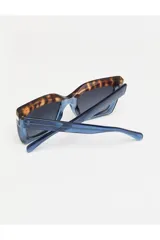 Lentes de sol Tiwi modelo Mali con marco tricolor: carey en la parte superior, azul en la parte inferior y beige en el puente.