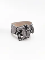 Cinto con estampado de piel de serpiente en tonos grises y negros, con hebilla cuadrada plateada.