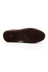 Zueco de cuero marrón para hombre, estilo mocasín destalonado, con costuras visibles y suela flexible.