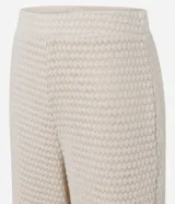 Pantalón de mujer color crema, de punto texturizado con efecto gofre o waffle, corte recto y pierna ancha.