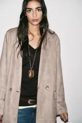 Blazer cruzado de mujer color marrón oscuro, con cuello solapa, manga larga y bolsillos delanteros con solapa.