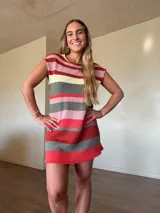 Vestido corto de tejido de punto con diseño de rayas horizontales en tonos coral, rosa, amarillo y verde militar, de corte recto, sin mangas y con cuello redondo.