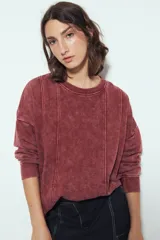 Buzo negro con efecto lavado y costuras verticales a la vista, de calce relajado.