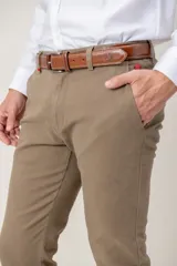 Pantalón de algodón twill con corte slim fit, color beige, de diseño clásico con bolsillos laterales y traseros.