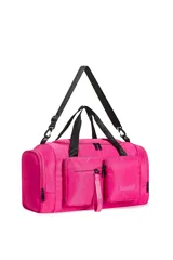 Bolso deportivo tipo duffel bag color fucsia, con asas de mano negras y correa ajustable para hombro. Presenta múltiples bolsillos frontales con cierre, incluyendo uno con un tirador de tela con texto.