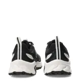 Championes New Balance modelo 410, color negro con detalles en blanco. Diseño deportivo con malla transpirable, refuerzos sintéticos y suela de goma con amortiguación.